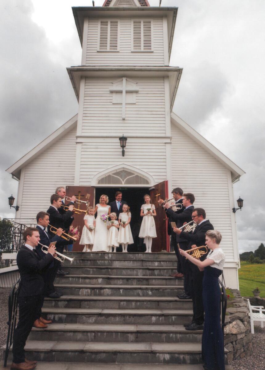 Bryllup i kirken, brudepar på kirketrappen
