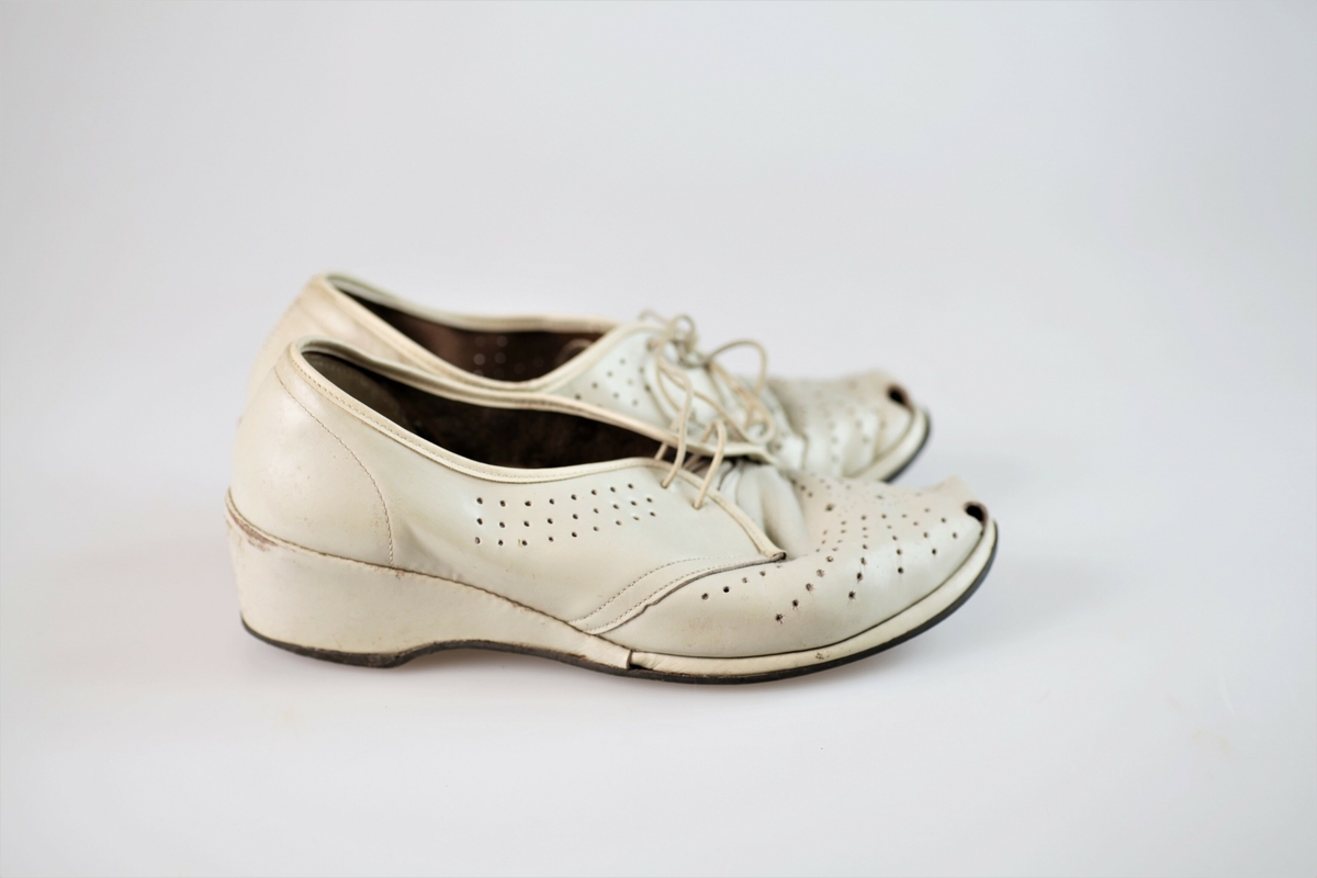 Et par kvite sko med snøring, str ca 36-38, to stk A og B.