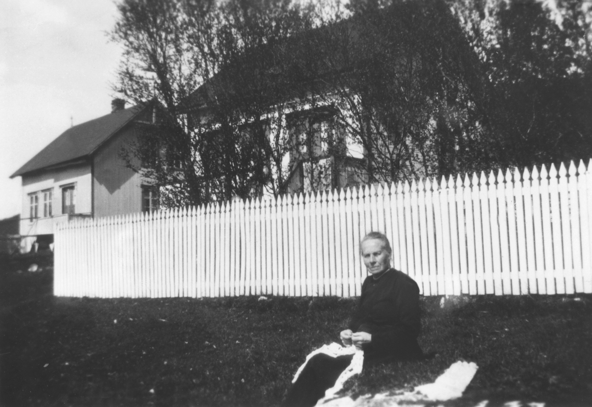 EIngvardine Sofie Arntsen, f. 1855 foran huset sitt på Skaland