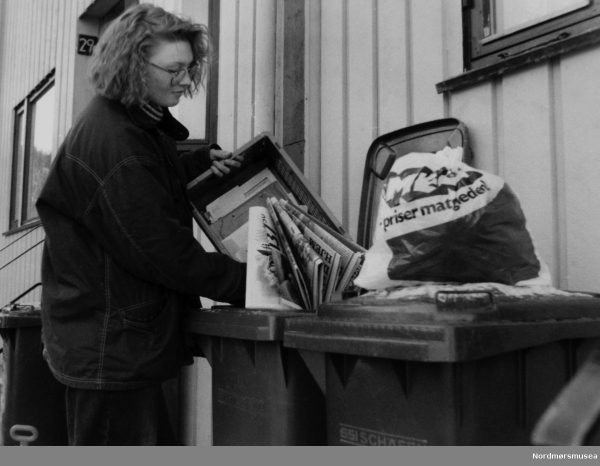 Søppeltømming. Eva Chr. Kuløy. Bildet er fra avisa Tidens Krav sitt arkiv i tidsrommet 1970-1994. Nå i Nordmøre museums fotosamling.