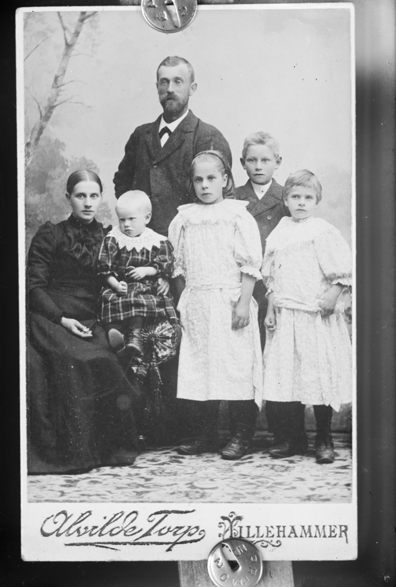 Reprofotografi. Bak, Simen Borud (1862-1920) på Borud gård i Vingrom, med familie. Foran fra venstre kona Anna født Fliflet (1870-1950) og barna: Elise (1899-1976), Ellen gift Hellerud (f.1892-1960), Sigurd (1890-1920) og Helene (1893-1975) gift Jørstad