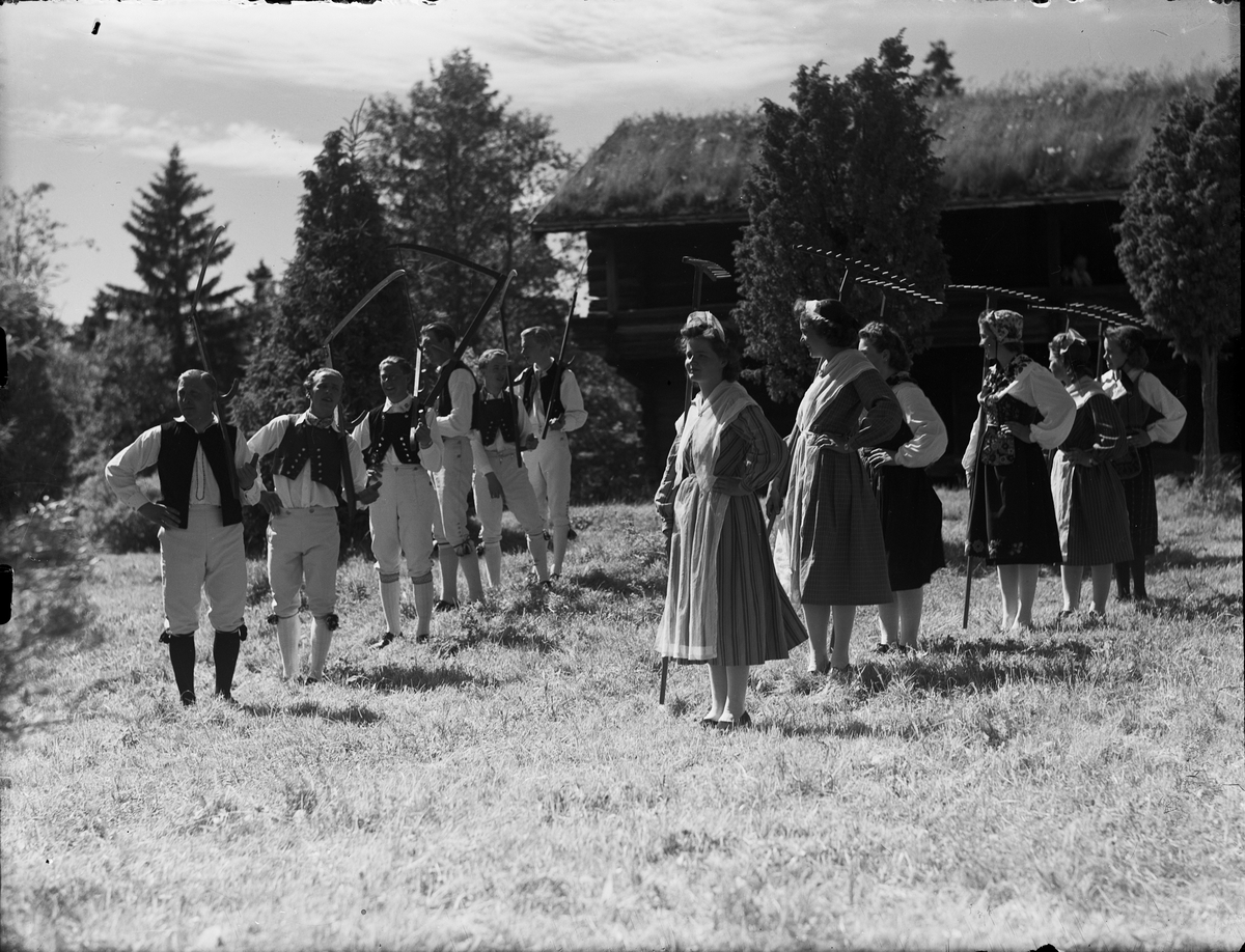 Folkdansare klädda i folkdräkt, Gammelhus, Östhammar, Uppland