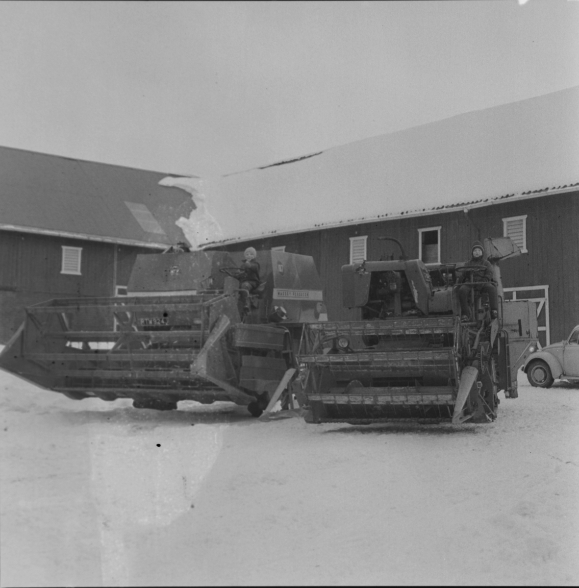 Skurtreskere foran låven på Sørum i Gjerdrum våren 1972