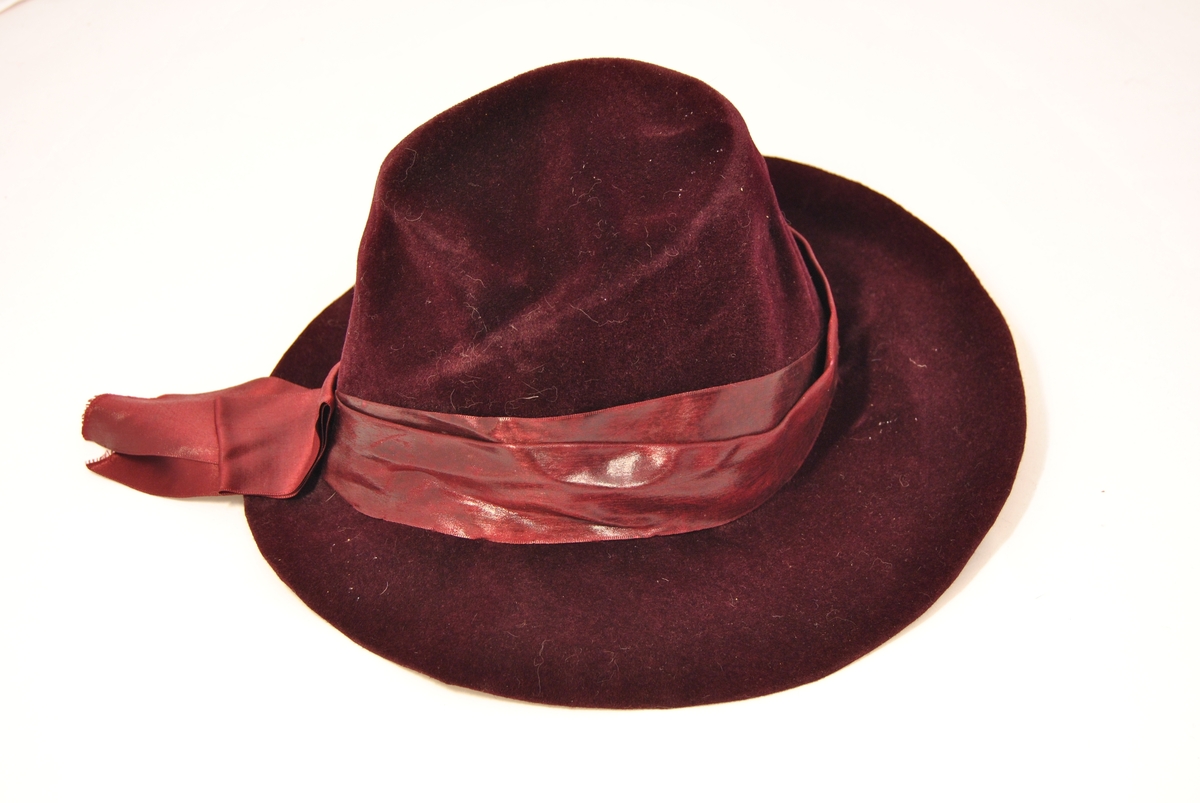 Mellombremmet hatt med bånd i samme farge som hatten.