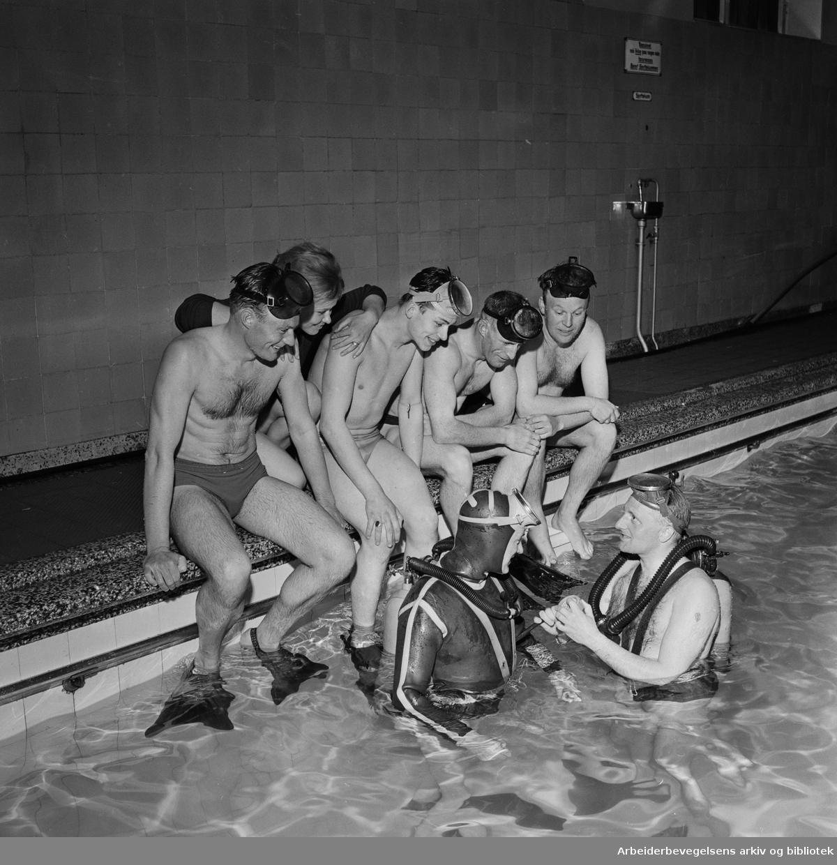 Kurs i dykking, under ledelse av instruktør Erik Sørum fra Oslo Froskemannsskole. Antatt Sagene Bad. Mai 1962.
