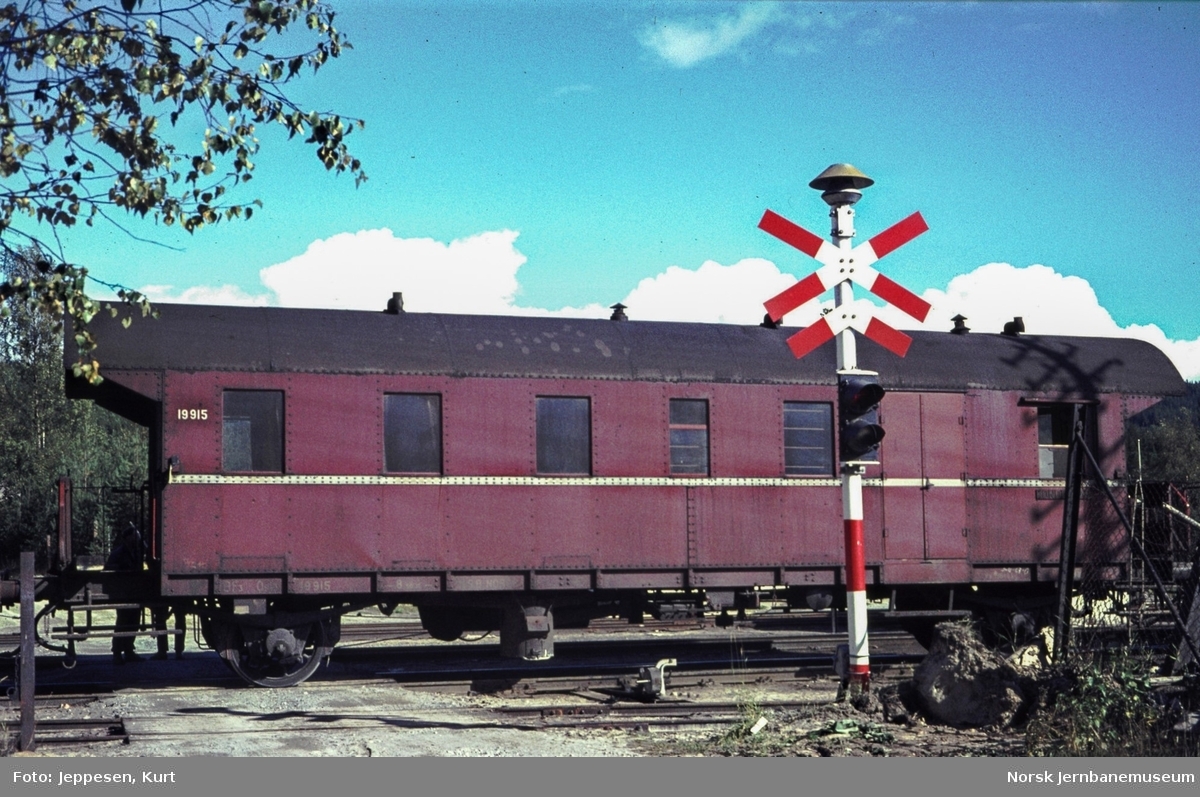 Kombinert person-, konduktør- og reisegodsvogn litra BF3 nr. 19915 i godstog på Koppang stasjon