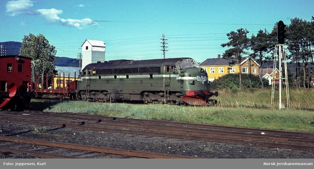 Diesellokomotiv Di 3 643 med godstog på Stjørdal stasjon