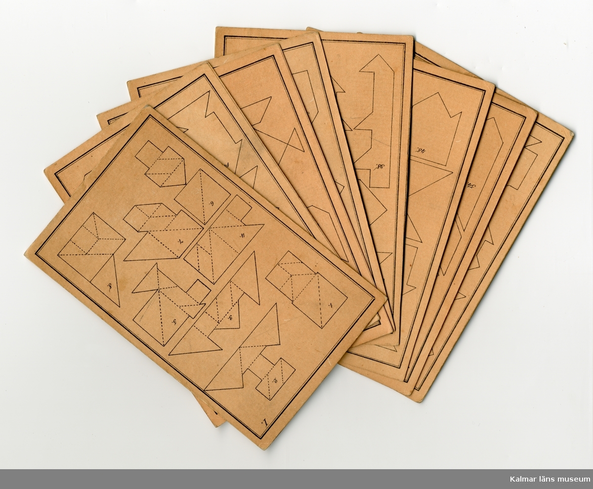 KLM 20611. Spel, sällskapsspel. Bestående av 8 brickor av papp med geometriska figurer, med nummer 1 - 64. På det gröna pappersomslaget: Frans Ludvig Holmström Calmar 1869.