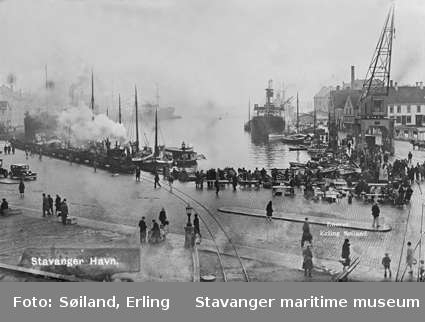 Stavanger havn. Vågen på 1930-tallet med damplokomotiv, havnekran og jekter.