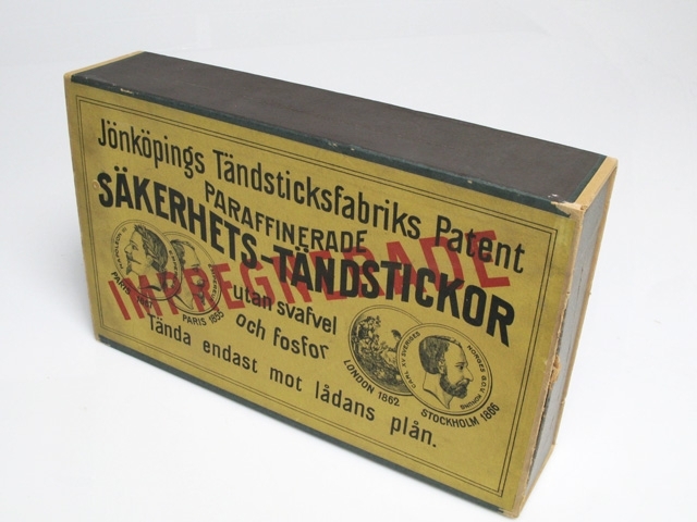 Tändsticksaskar. 6 lådor fulla med små tändsticksaskar. Svenska och utländska. 2 stora tändsticksaskar. De två stora askarna producerades av Jönköpings Tändsticksfabrik. Samlingen har tillhört Martin Schmidt, häradshövding, direktör i Rönneberga Sparbank m.m.