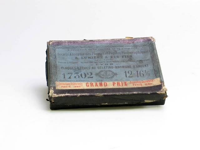Svart papplåda med lock för fotopapper/plattor eller "Plaques Sèches au Gélatino- Bromure D'Argent". Storlek på plattorna.12-16 1/2 cm.