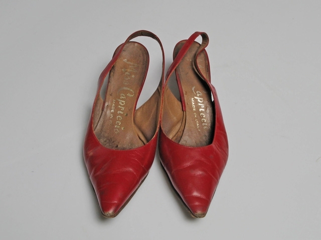 Röda högklackade skor med öppen häl. Gjorda i Italien. Har texten "Miss Capriccio" och "Made in Italy" på insidan.