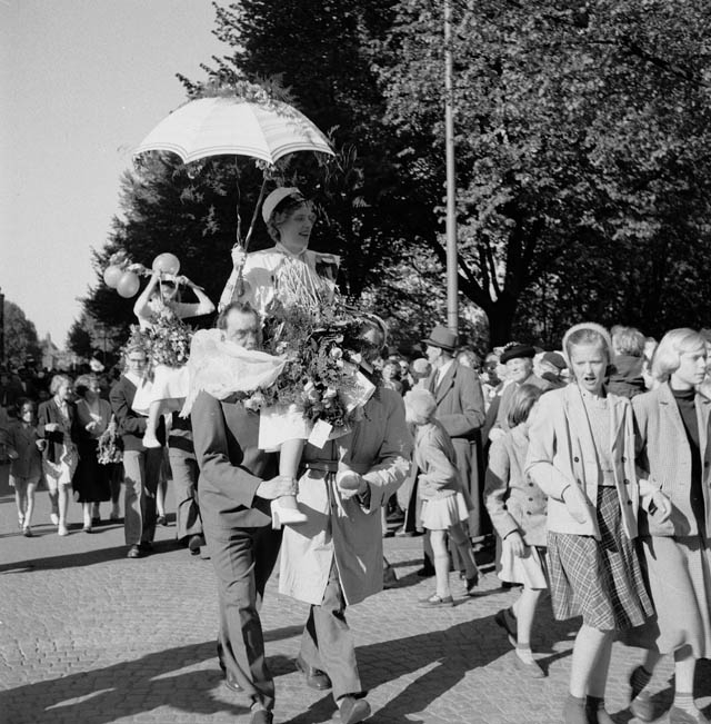 Studentexamen. Studentska med blommor och parasoll bärs gatan fram ...