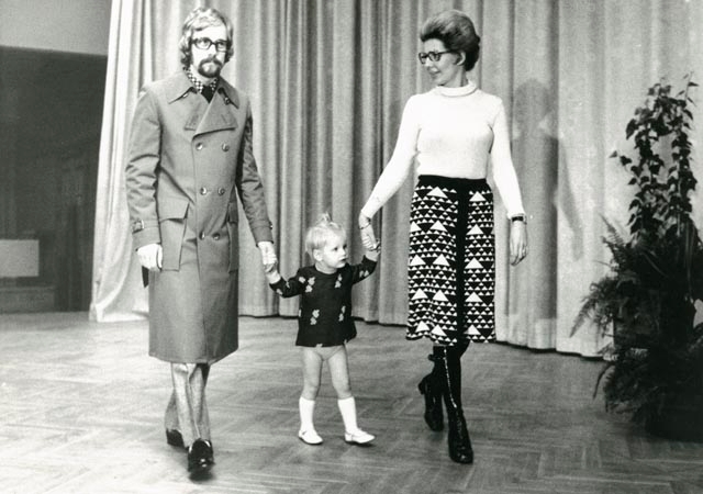 Mannekänger (man, kvinna och litet barn) visar mode från Dahlbergs