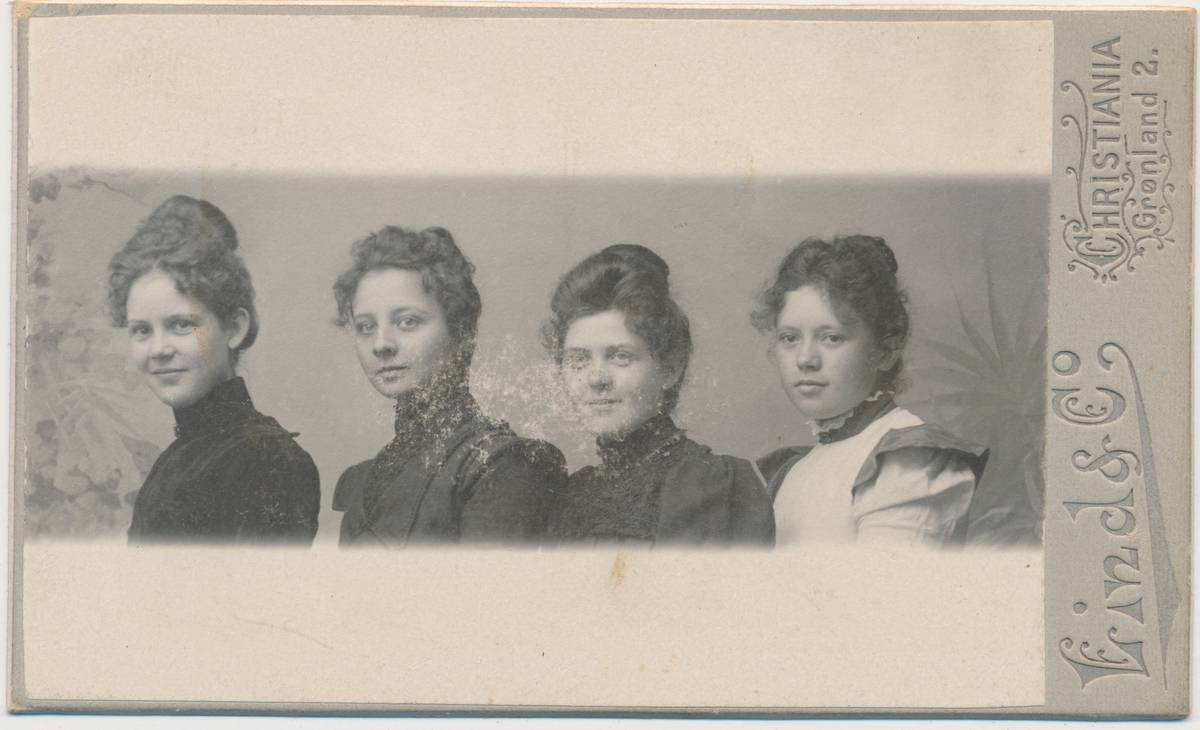 Portrett av 4 unge kvinner, ukjente. Har bildet sammenheng med bilde 83?