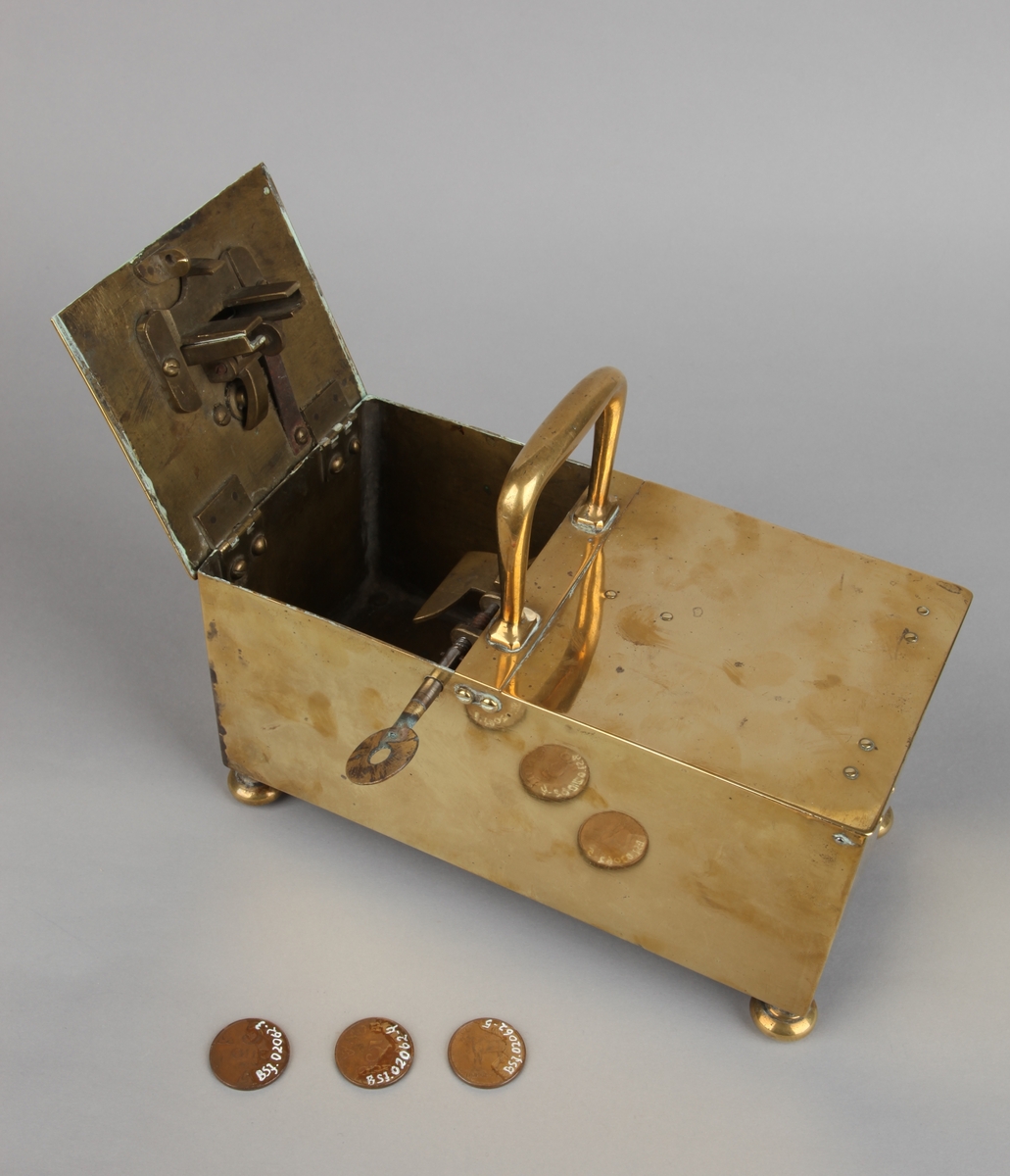 Rektangulært messingskrin med håndtak og nøkkel, samt 3 stykker kobber mynt 5 øre.