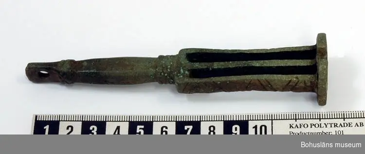 Bultlåsnyckel av brons. Nyckeln är streckornerad. (se Pettersson 1987, s. 28, 57)

INSKR AV EBS