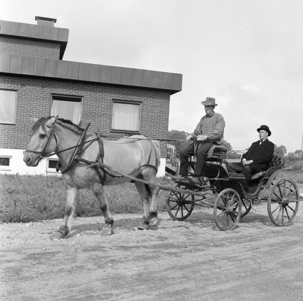Åpning av bygdeutstillingen i 1970 med hest og vogn påAsk i Gjerdrum. Ordfører Nils Nilsen og Asbjørn Brodal ved tømmene.