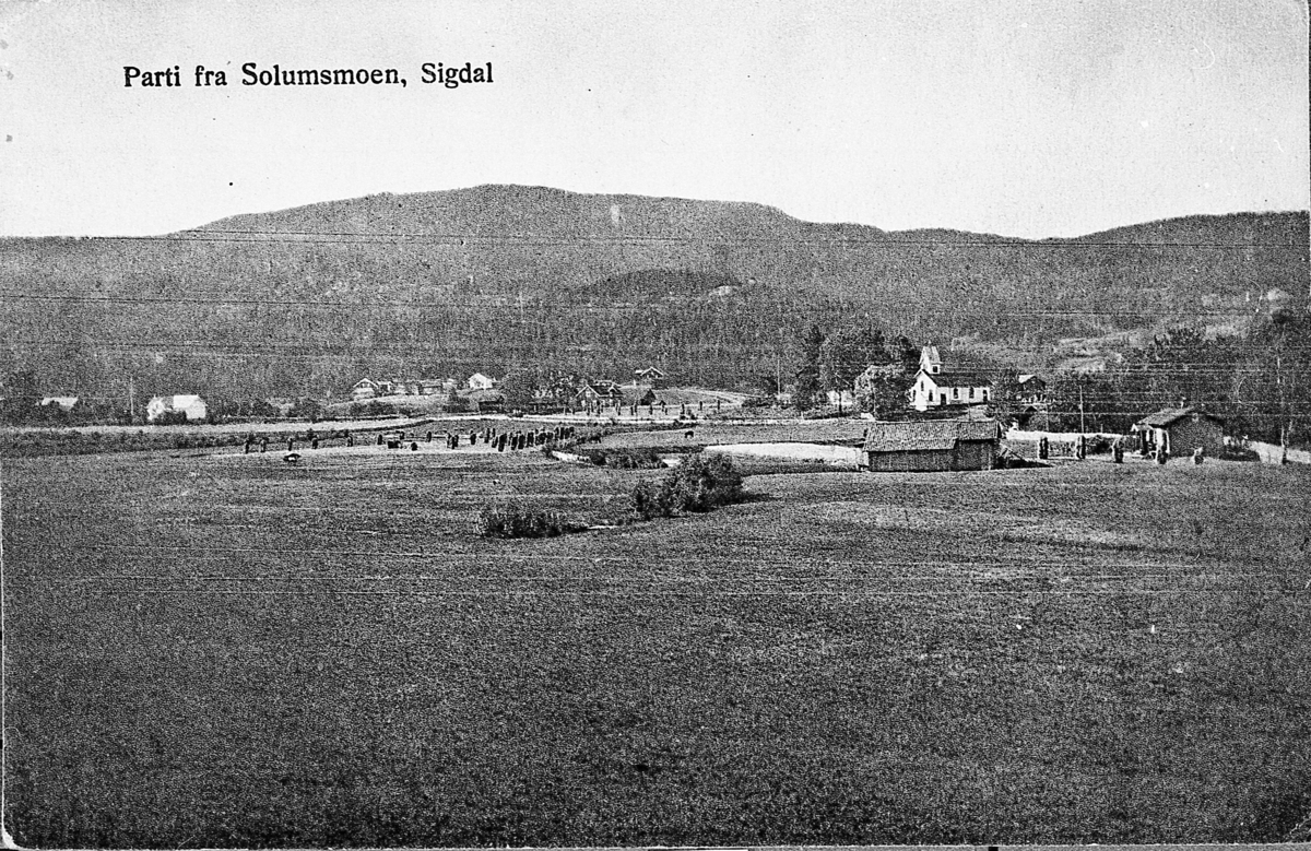  Fra Solumsmoen, med Solumsmoen kapell. Postkortmotiv, ca. 1920.