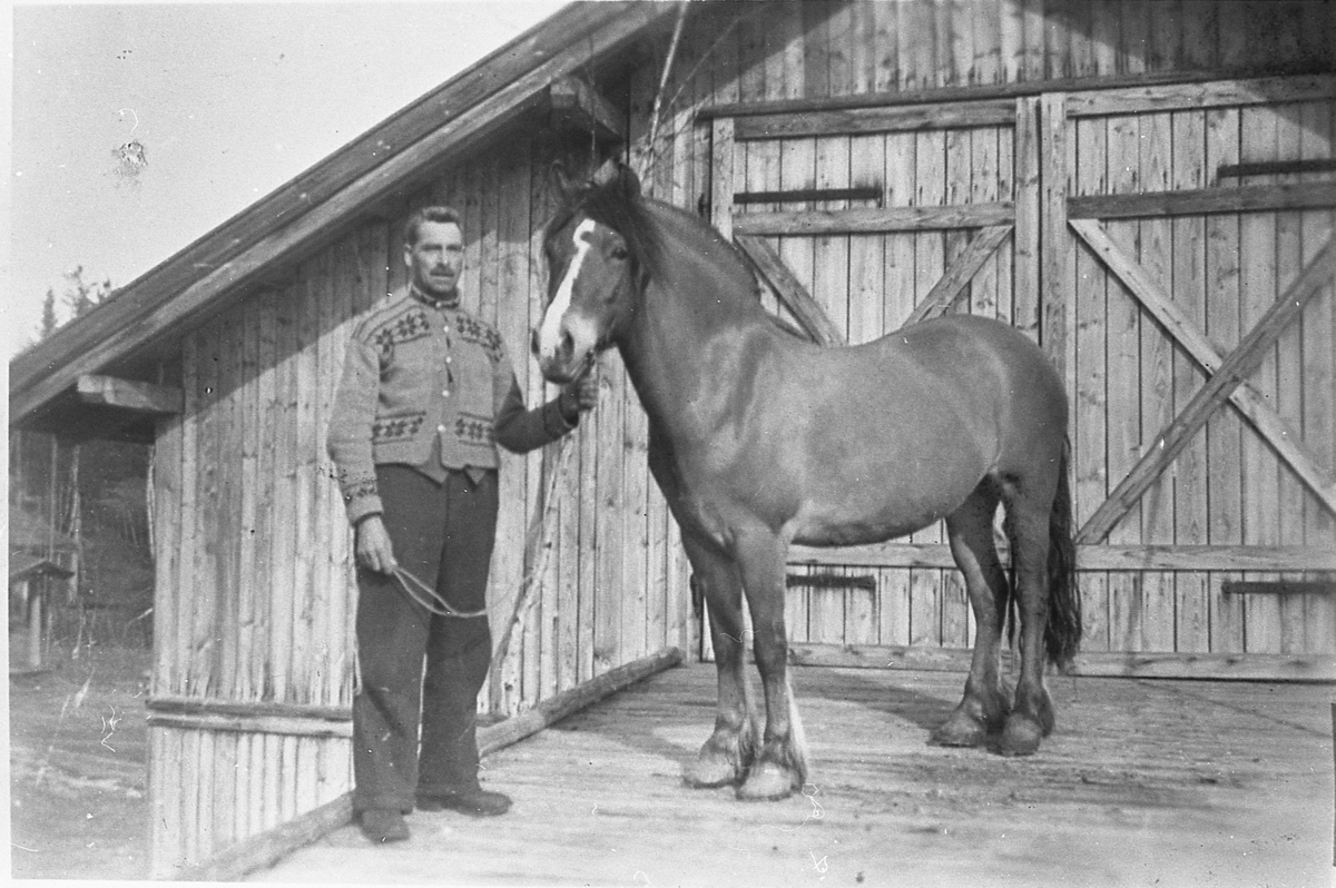 Asle Hagen på Li, med hesten Glenda, ca. 1941.
