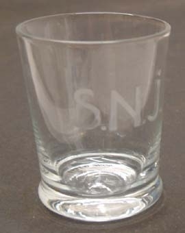 Ofärgat glas med vita initialer för SNJ.