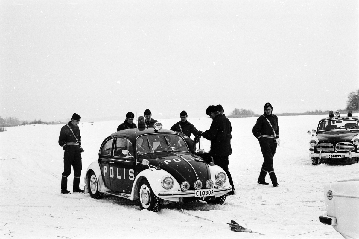 Polisen från Tierp-Uppsala vinterövade på Tämnaren, Uppland februari 1971