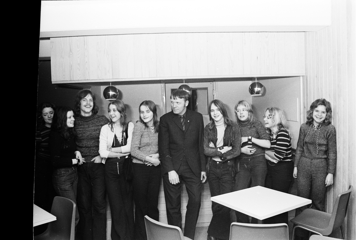 "Äntligen en fritidsgård för Tierps ungdomar" - idrotts- och fritidsstyrelsens ordförande Bertil Fridsjö med ungdomar, Högbergsskolans cafeteria, Tierp, Uppland februari 1972