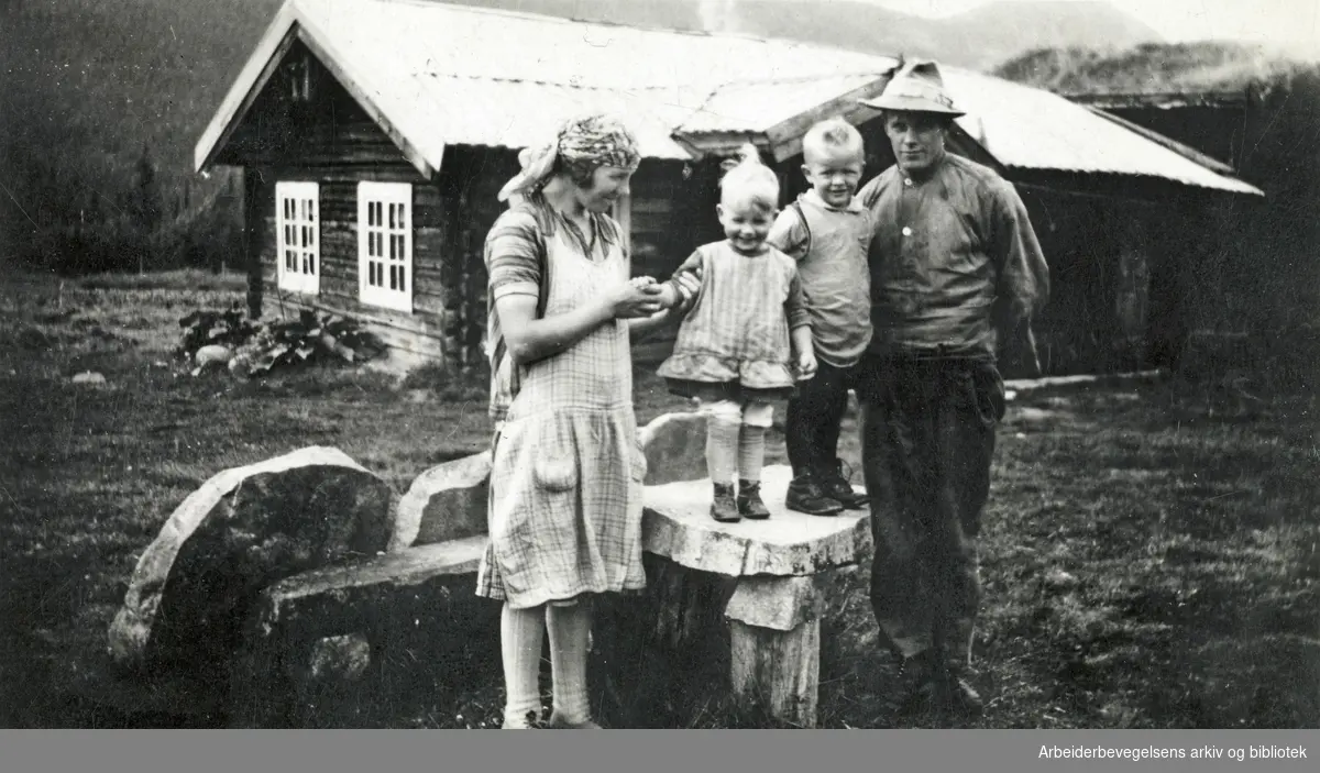 En tømmerkjører sammen med sin familie, hjemme på småbruket i Østerdalen. 1938.