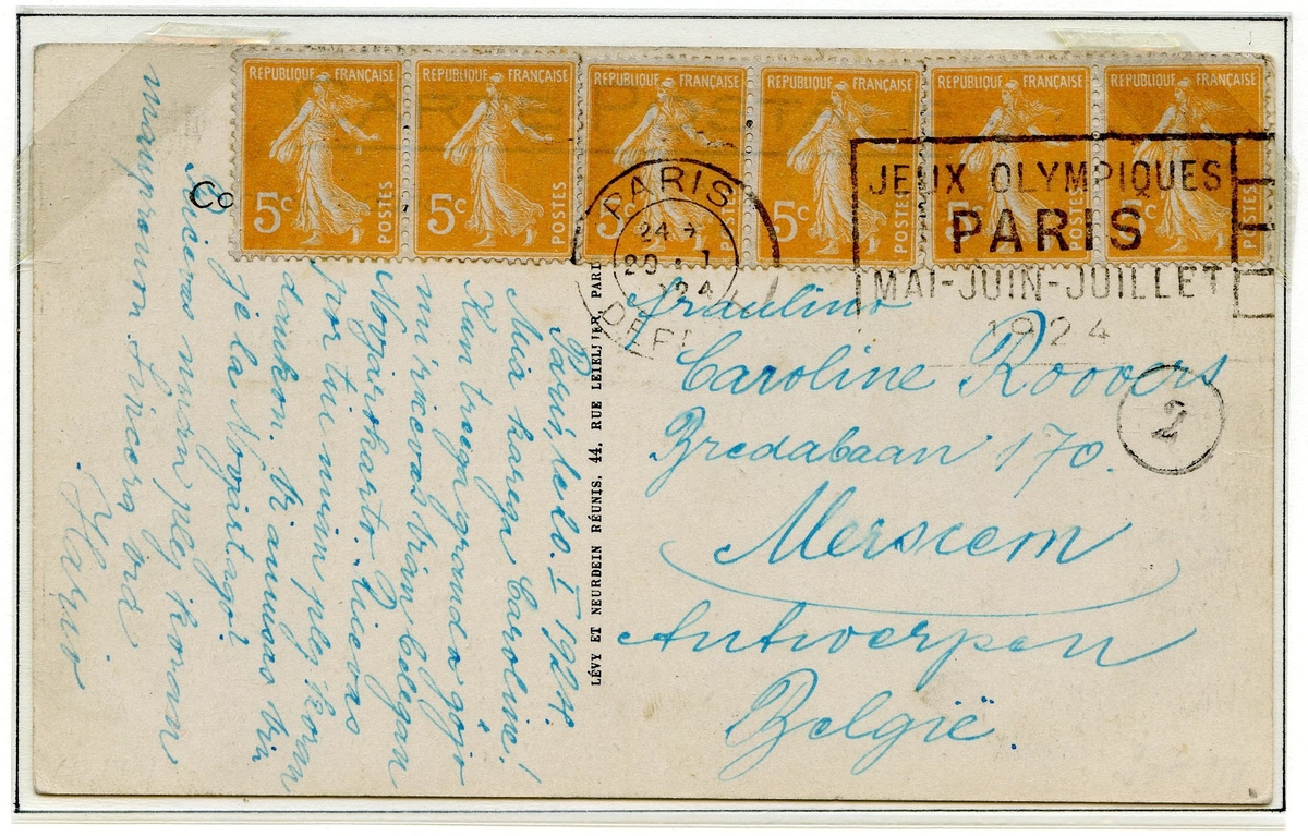Ett postkort og en konvolutt montert på en albumside. Det øverste postkortet er frankert med seks franske frimerker (gule, type semeuse). Det andre postkoret er frankert med et rødt fransk frimerke og stemplet  i januar 1924. Frimerket er merket CHIFFRE TAXE.