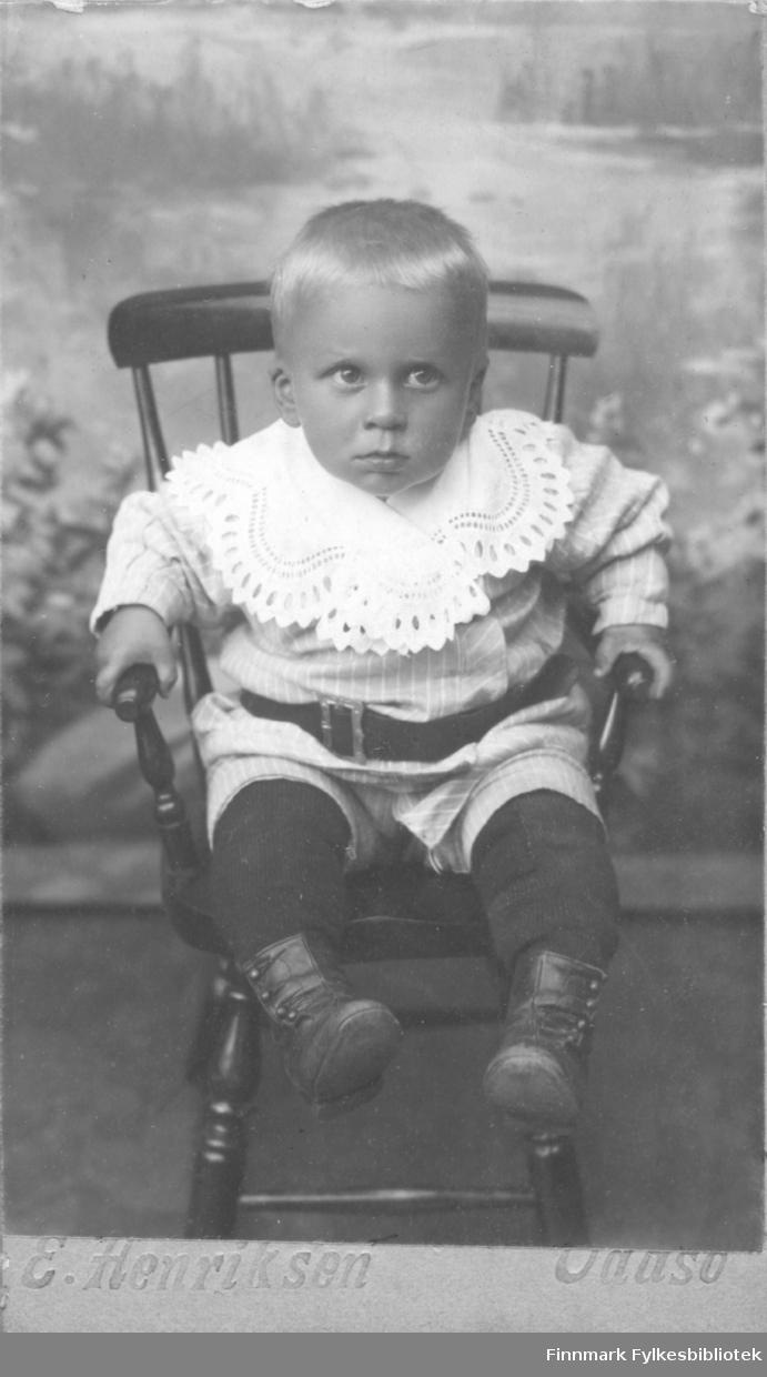 Et barn kledd i stripete bluse og shorts med fin krage og belte, fotografert av Emilie Henriksen, Vadsø.
