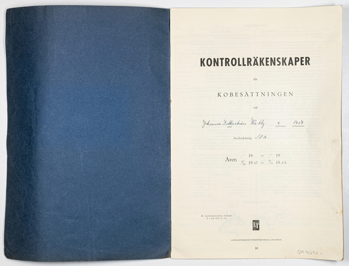 Häfte med kontrollräkenskaper för kobesättning vid Johannes Zetterström, Västby, Holmsveden, 1950-1952
Blå pärm av grövre papper. Förtryckta sidor.
Lantbruksstyrelsens formulär från 1938.