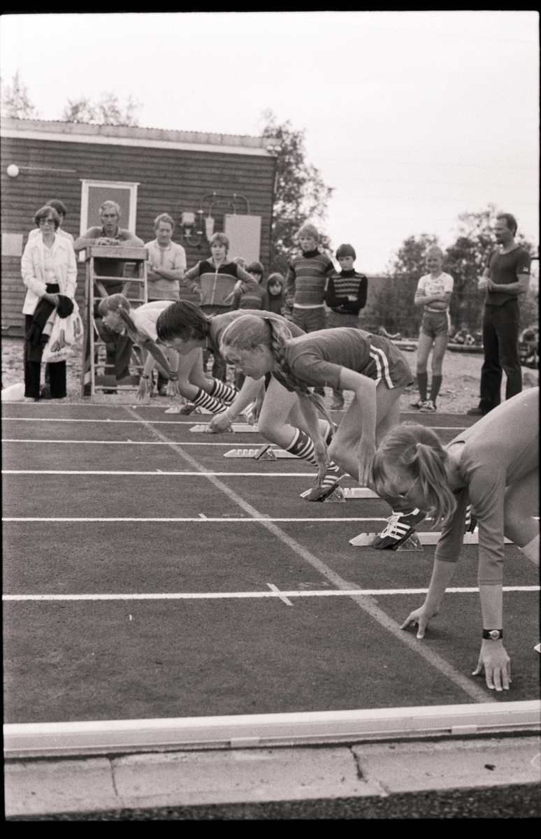 Unge løpere på startstreken under en friidrettskonkurranse for barn.