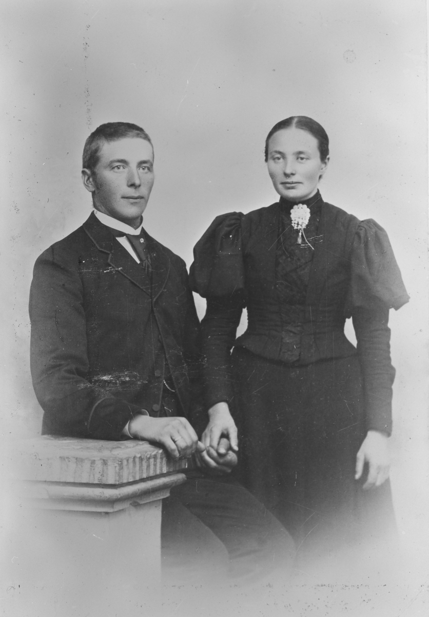 Portrett av ektepar - Haldo Müller (født 1863) og kona Ingrid A. Stamoen Flaten