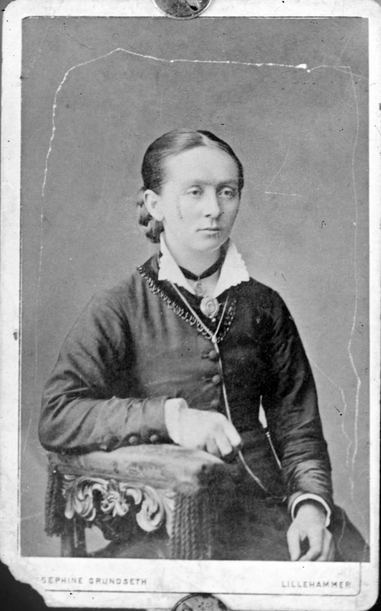 Reprofotografi, portrett av en ung kvinne. Fløyelsbånd rundt halsen med en medaljong.