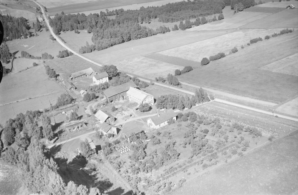 Lier gård med Nedre Roland i bakgrunnen, Rudsbygd, Lillehammer, flyfoto