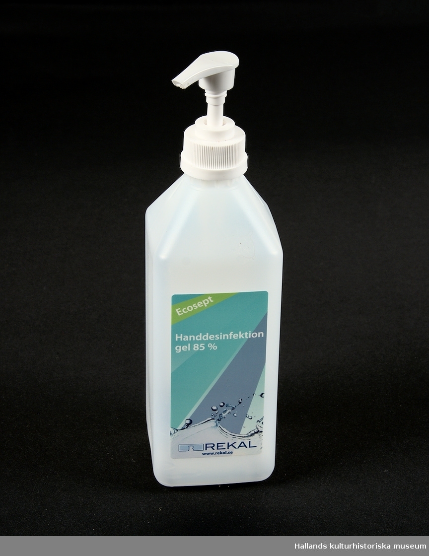 Flaska av halvtransparent plast med vitt pumplock. Flaskan har innehållit handdesinfektionsmedel bestående till 85% av etanol.