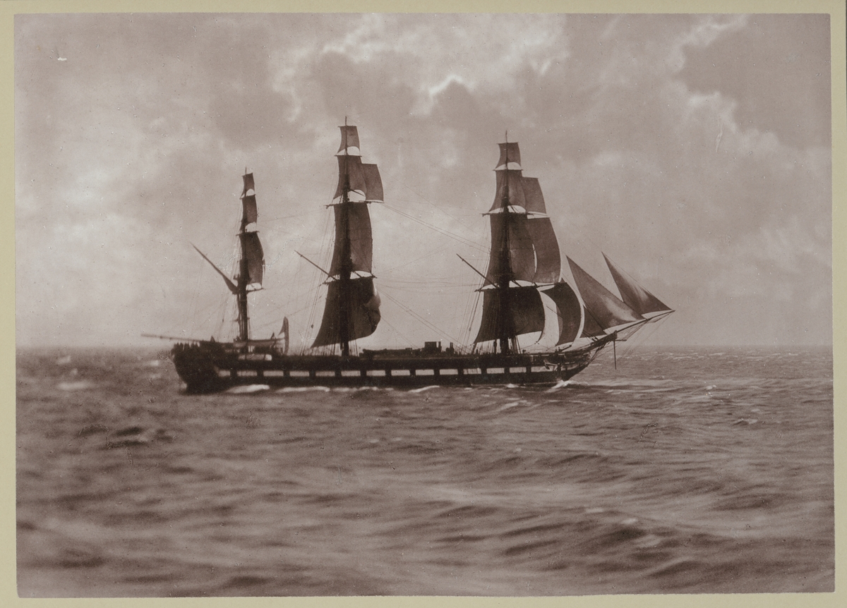 Bilden visar den tyska fregatten SMS Hertha under segling till havs.