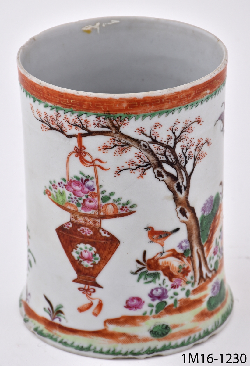 Mugg med målad dekor i många kulörer, föreställande blommor, slända, fjärilar, fågel, blommande träd, korg och landskap. Kinesiskt porslin.