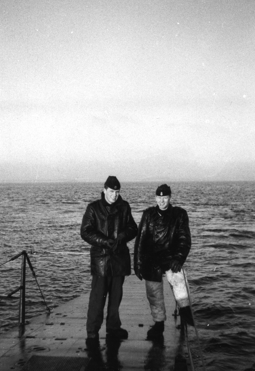 2 st sjömän på däck på en U-båt.