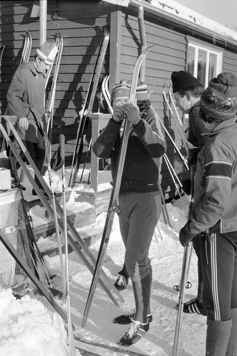 Skiløpere smører ski i Folkeparken. Roald Karlsen til venstre.