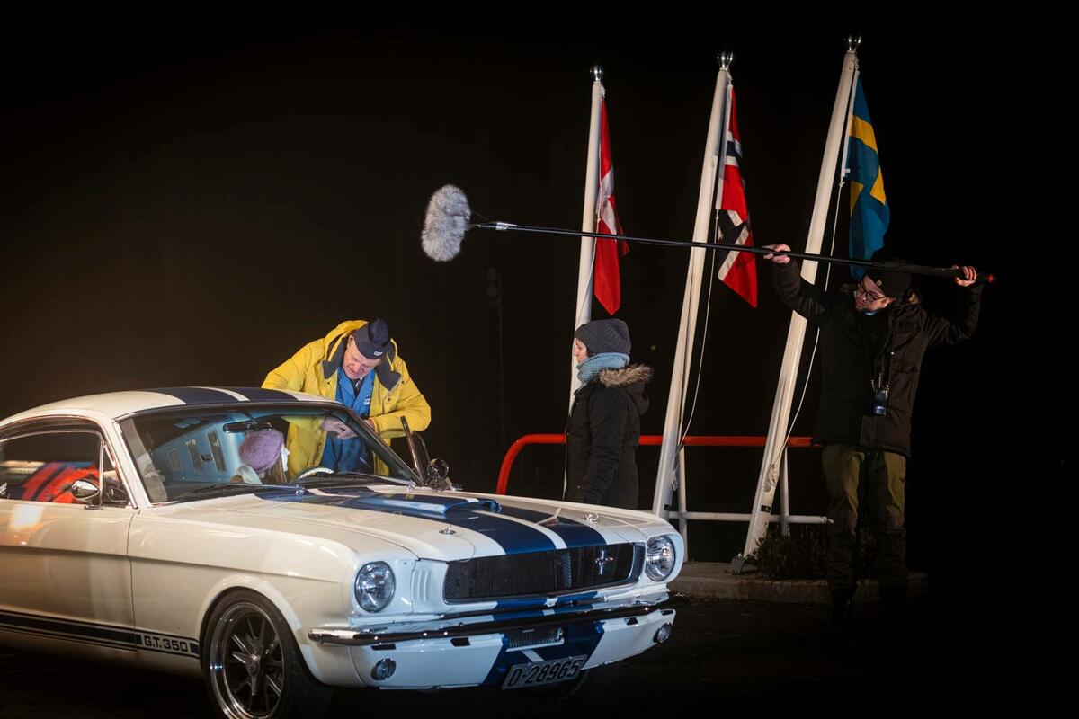 Prøve før opptak. Even og Andrea i bilen snakker med Terje som spiller mannen på bensinstasjonen. Foto: Morten Reiten/Norsk vegmuseum (Foto/Photo)