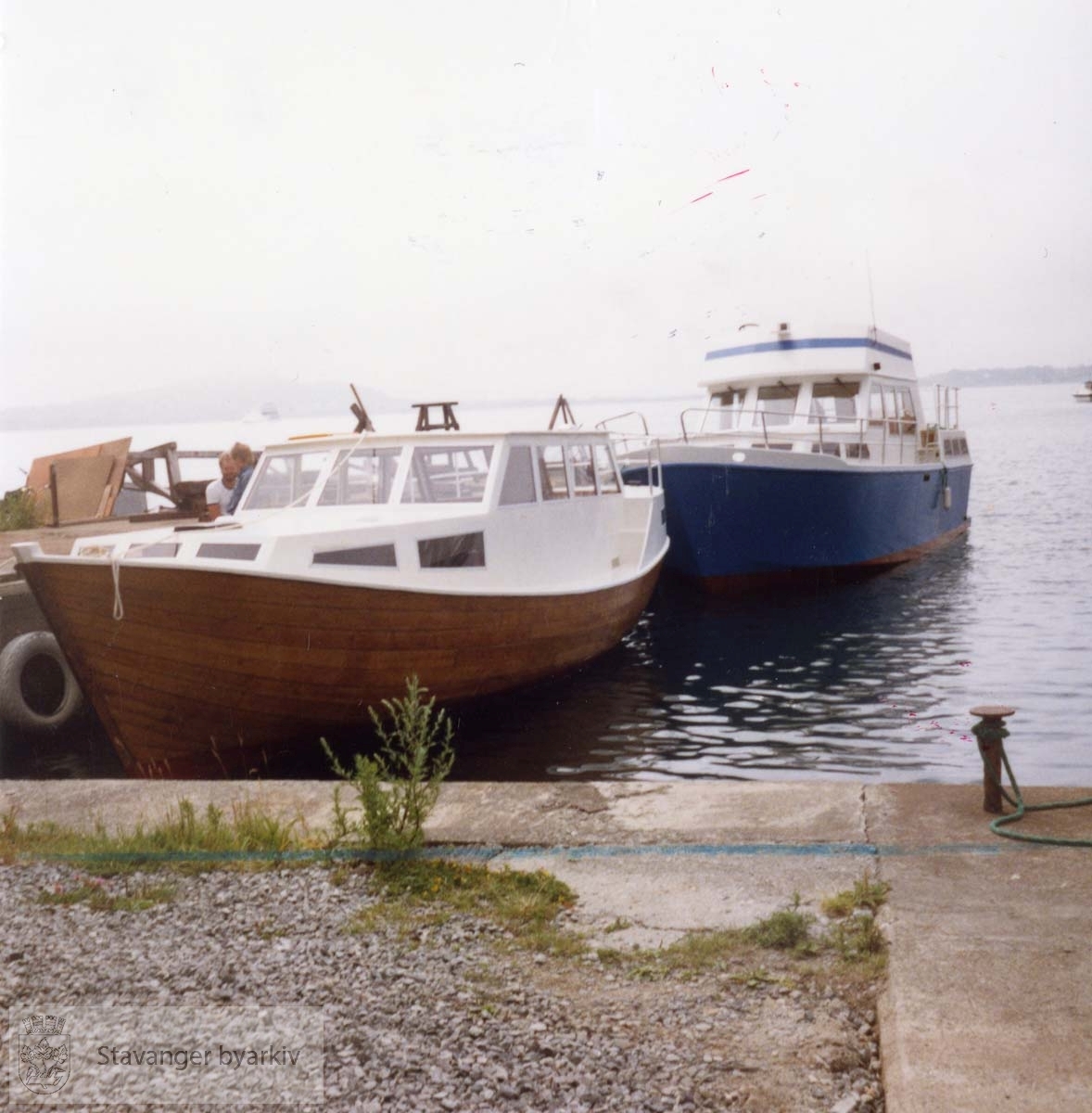 Båtene til Svein Galta og Magne Medhus ved kai... Sjøsetting av sjølvbygde båter.