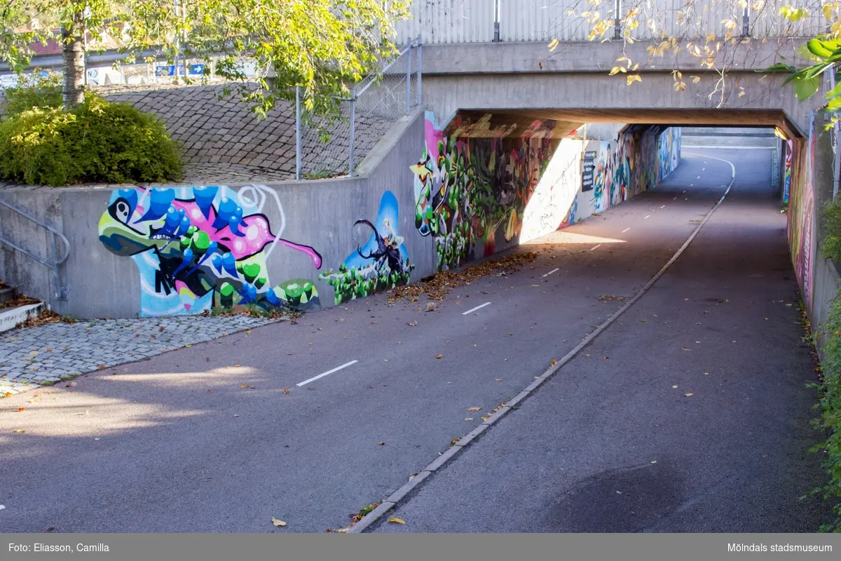 Tunnel med gång- och cykelbana i anslutning till Kållereds station. Målningar pryder tunnelns väggar. Fotografi taget den 6 oktober 2016.