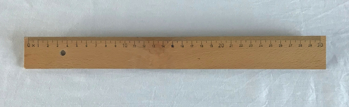 Trelinjal som måler millimeter og centimeter (fra 1 til 30 cm) 