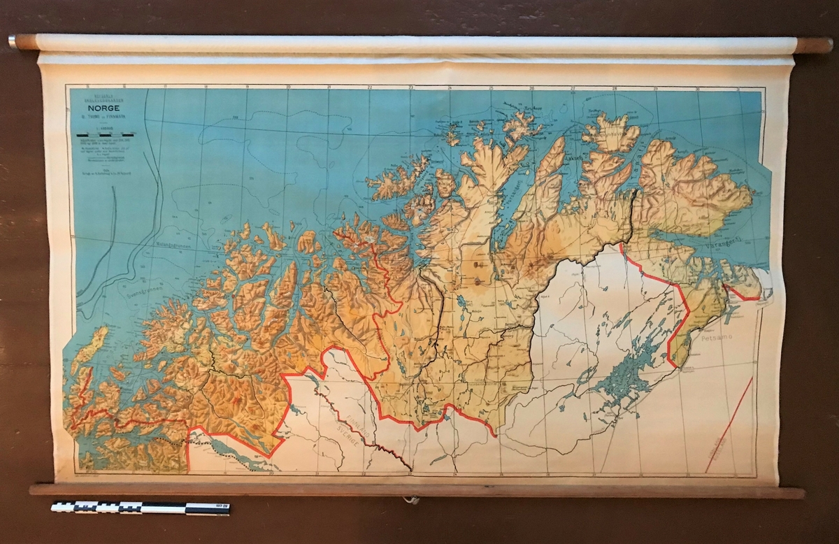 Refsdals skoleveggkarter over Troms og Finnmark. Kartet er trykt på papir og forsterket med pålimt stoff i lerretsbinding bak. Rundstokk både nede og oppe.