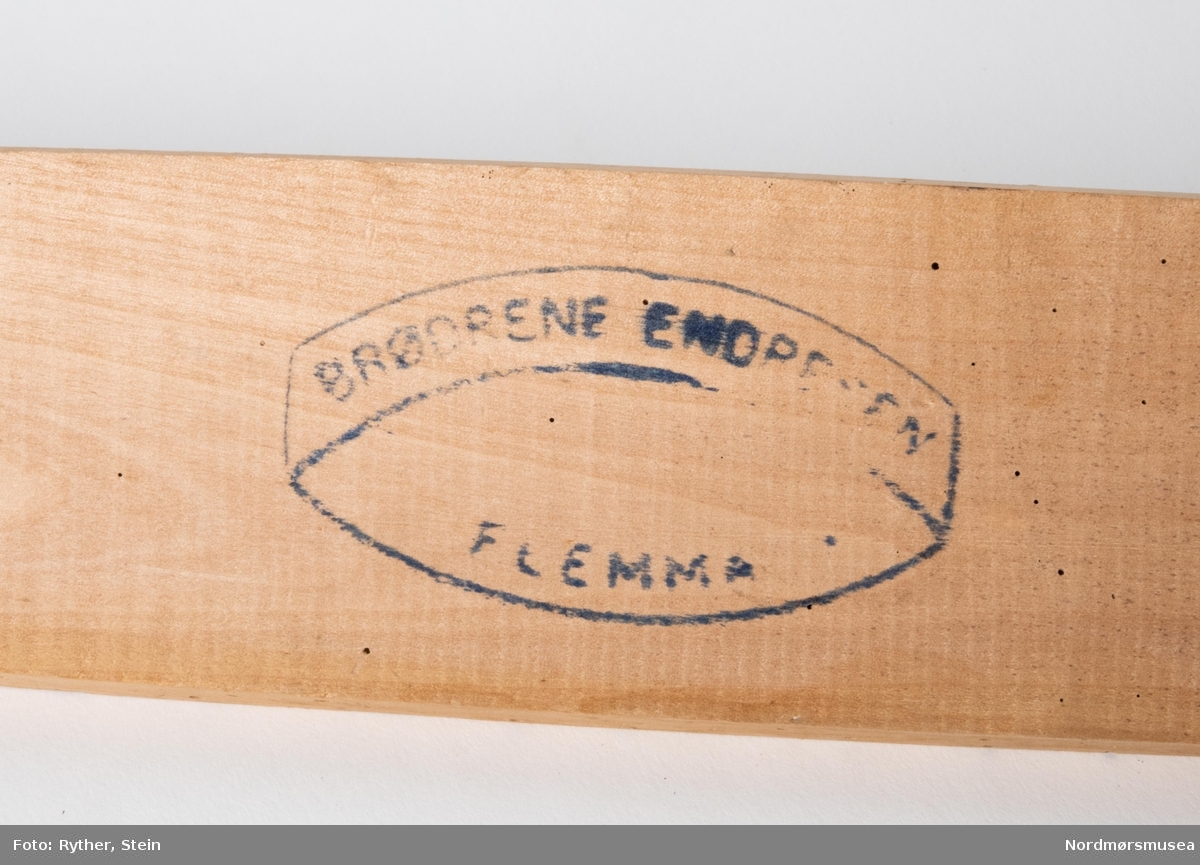 En tønnestav med produsentstempel fra Brødrene Endresen i Flemma, Gjemnes.