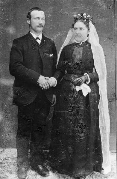 Brudebilde av ekteparet Johan Kristian Fredrik Jakobsen og Josefine Serine Dreyer, bosatt i Vestbygda i Øksnes.