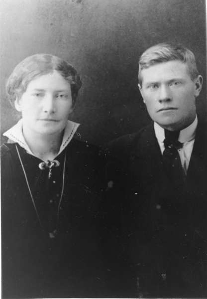 Portrettbilde av ekteparet Jenny Marie Hansine Østensen og Julius Olsen, bosatt i Høydalen i Øksnes.