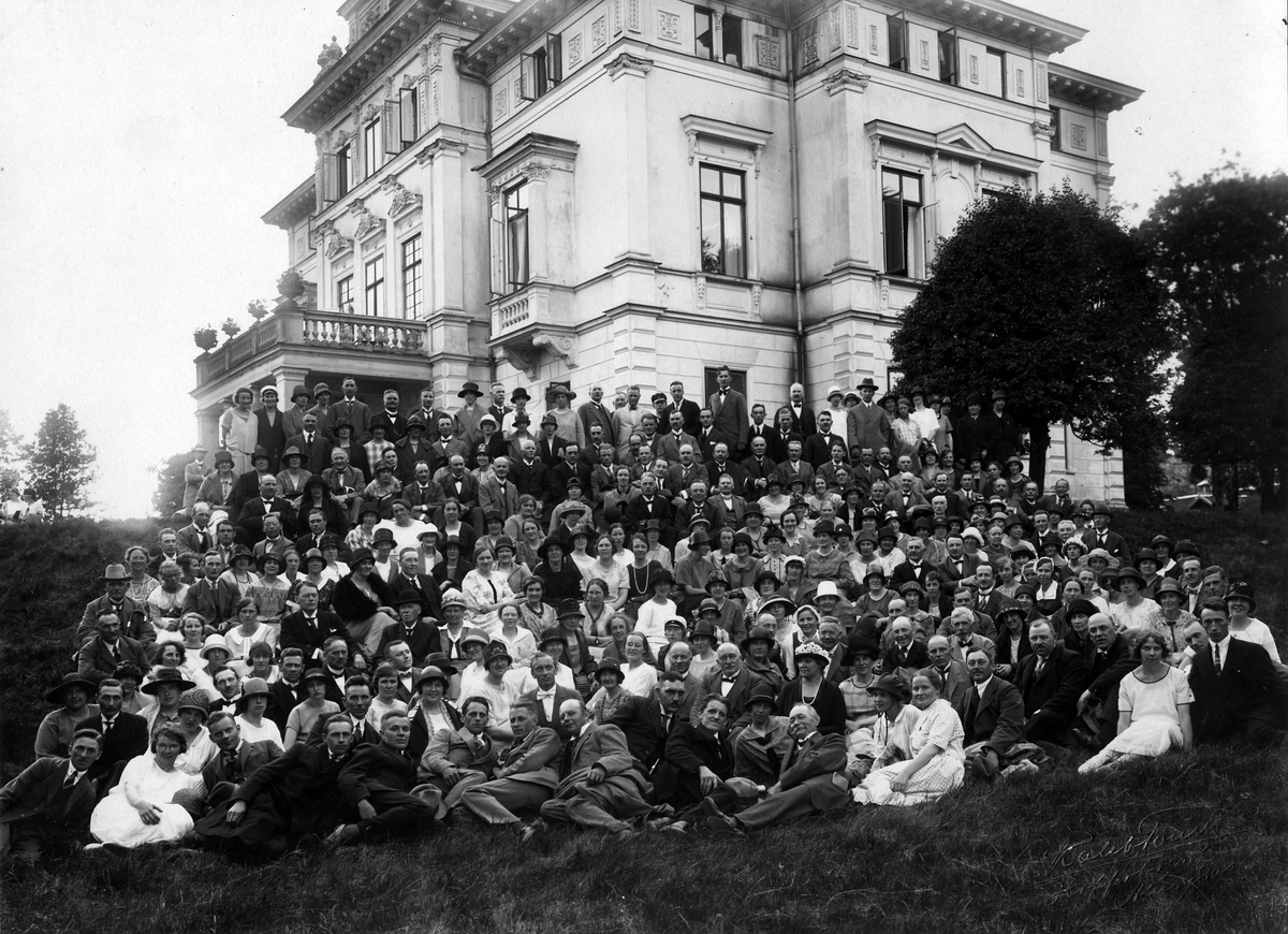Okänd grupp fotograferade framför Nolhaga slott, 1930-talet.