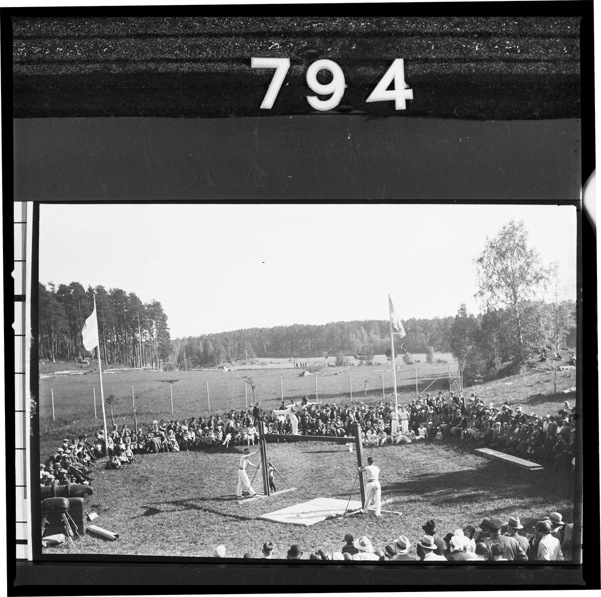 Gymnastikuppvisning på Vallby friluftsmuseum i Västerås.